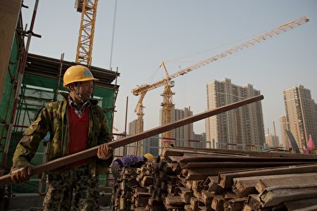 專家認為，中共當局一直擁抱的經濟模式已經崩潰，房地產行業的困境，是中國經濟問題的徵狀而非原因。（NICOLAS ASFOURI/AFP）