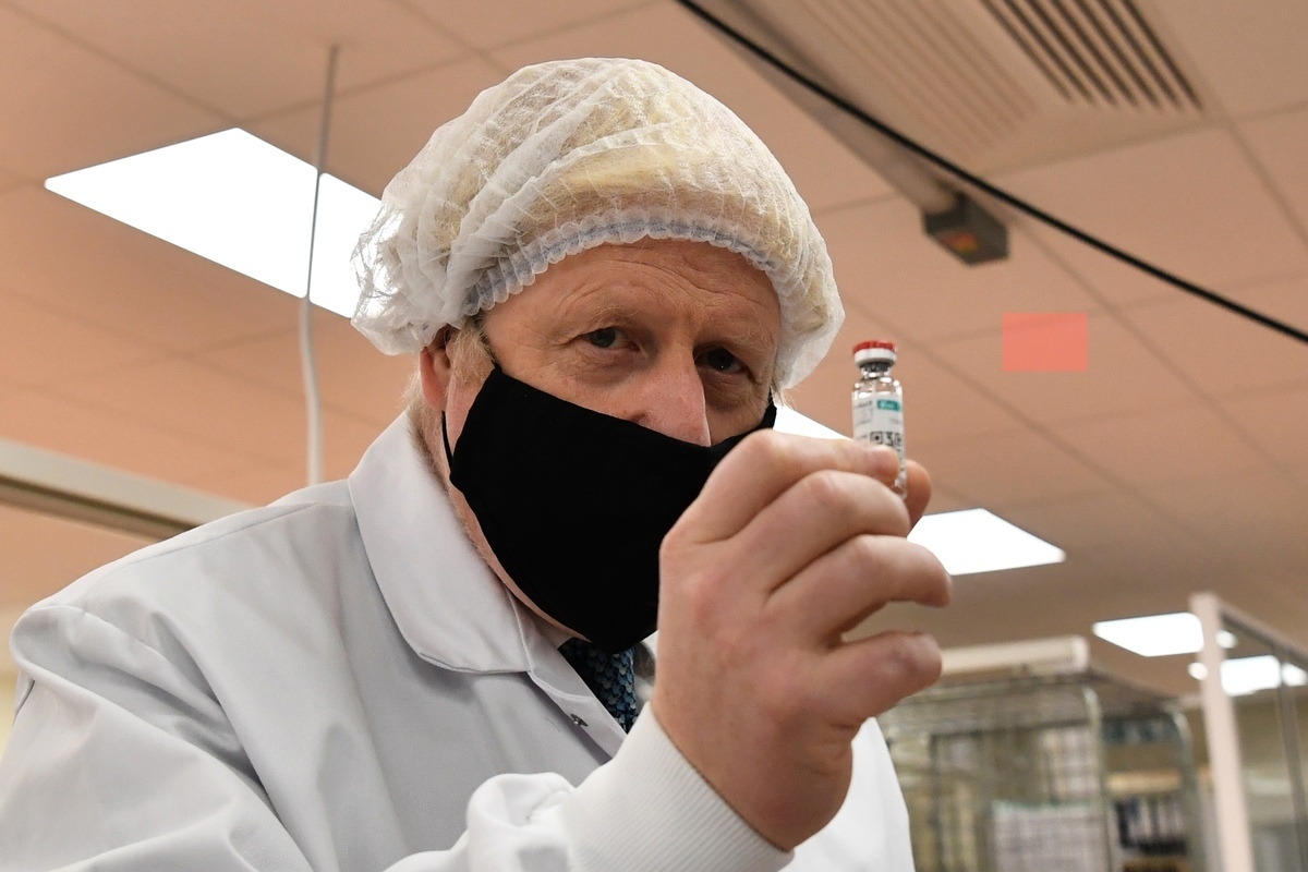2020年11月30日，英國威爾士雷克瑟姆（Wrexham），首相約翰遜（Boris Johnson）參觀Wockhardt製藥工廠時，他拿著一瓶疫苗。（Paul Ellis - WPA Pool/Getty Images）