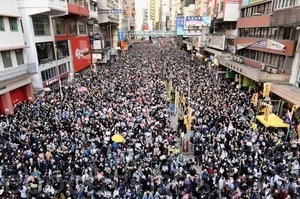 【12.8反暴政】港人再遊行 警察戒備拍攝市民 直升機盤旋