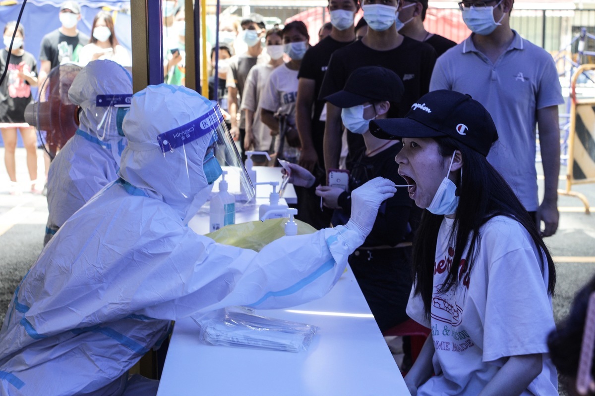 圖為2021年5月30日廣州市民在接受病毒核酸檢測。（STR/AFP via Getty Images）