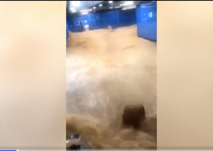 影片：廣州暴雨地鐵站變地下河 乘客驚逃