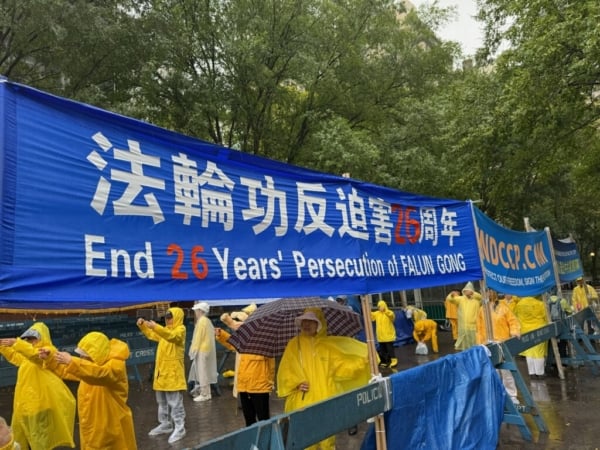 2025年9月25日,聯合國大會進入第三天,紐約地區部份法輪功學員一早冒雨來到聯合國總部前的抗議活動區——哈瑪紹廣場(Dag Hammarskjold Plaza)公園,展開橫額,有的做功法演示,有的發真相傳單,開始新一天的請願活動。(湯志衡/退黨中心)