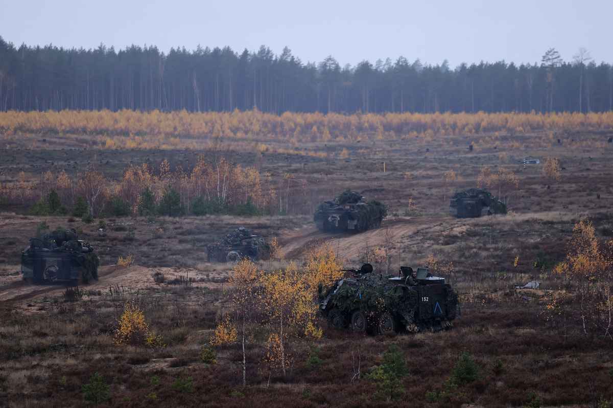 2022年10月27日，立陶宛帕布拉德（Pabrade），數輛德軍裝甲車參加北約（NATO）舉行的鐵狼（Iron Wolf）軍演。（Sean Gallup/Getty Images）