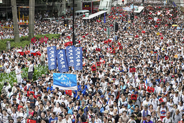 6月9日，香港，參加遊行的市民擠滿街道，抗議香港政府修訂逃犯條例，並要求林鄭月娥下台。（余鋼／大紀元）
