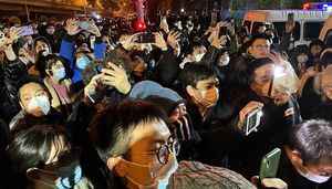 北京市民聚集亮馬河畔抗議 在橋下高舉白紙