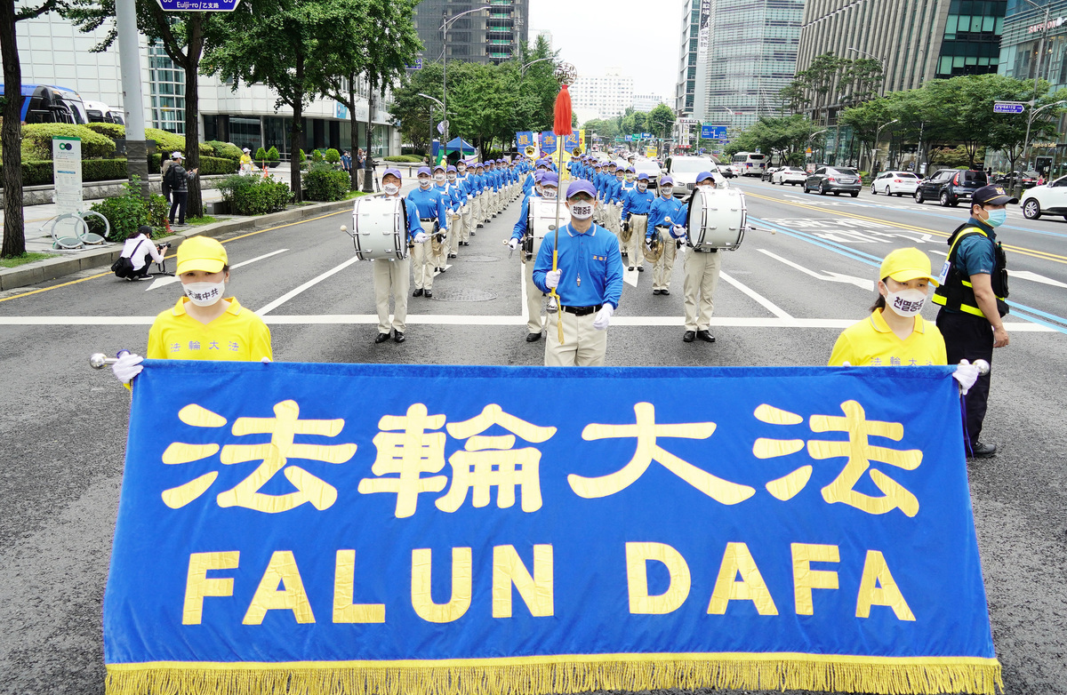 7月19日下午，南韓部份法輪功修煉者在首爾清溪川韓光廣場舉辦反迫害21周年紀念及遊行活動。（李裕貞／大紀元）
