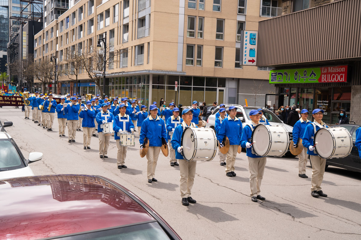 5月8日，加拿大魁北克部份法輪功學員在滿地可舉行遊行活動，慶祝世界法輪大法日。圖為遊行隊伍中的天國樂團方陣。（大紀元）
