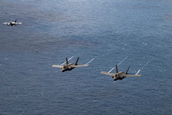 2022年1月22日，美日艦隊在菲律賓海演習期間，兩架F-35C閃電 II戰鬥機和一架EA-18G咆哮者電戰機（左）飛越菲律賓海。（美國海軍）
