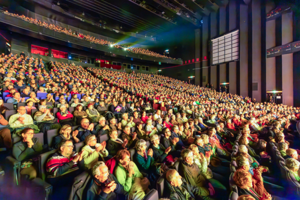「傳遞真正價值觀」 神韻法國圖爾四場全爆滿