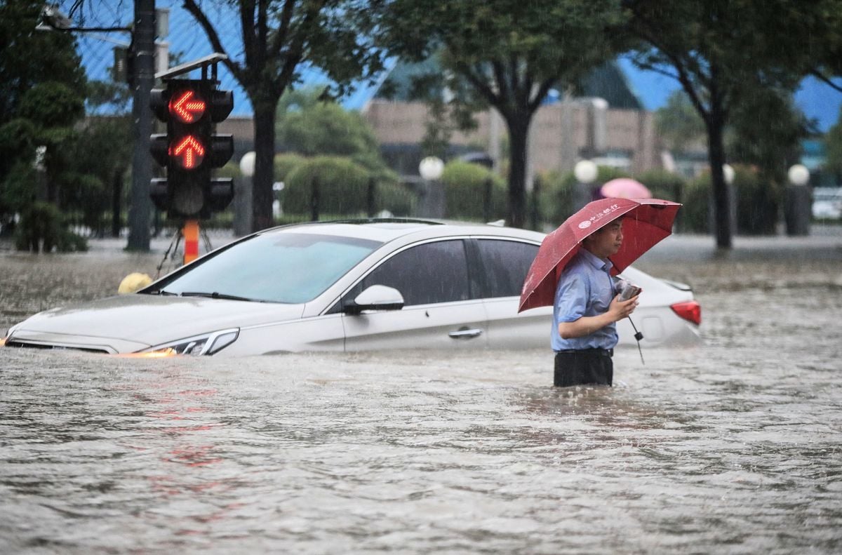 鄭州市7月20日突遭洪災，傷亡慘重，中國網民質疑鄭州洪水是人禍，而非當局宣稱的天災。圖為2021年7月20日鄭州市區的洪災景象。（STR/AFP via Getty Images）