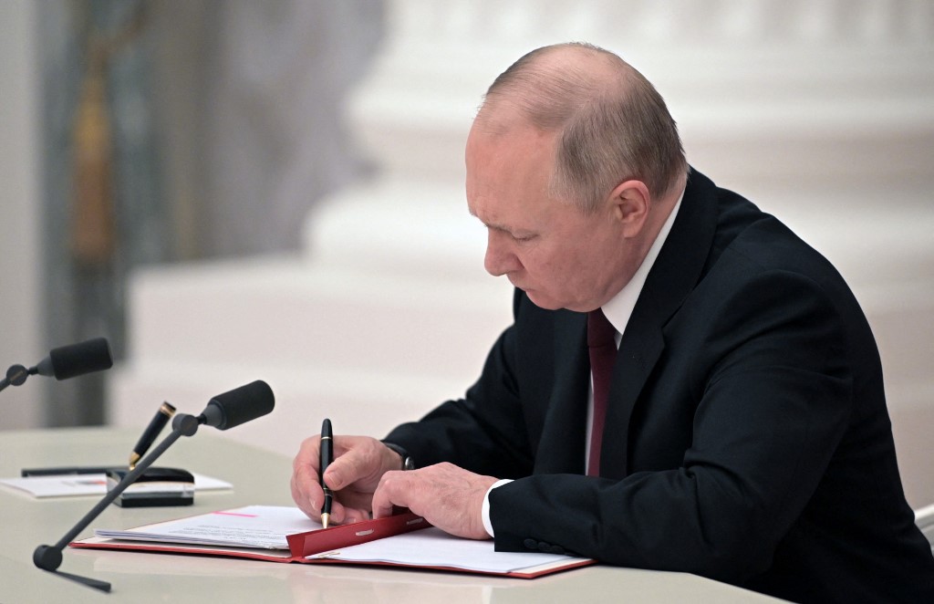 2022年2月21日，俄羅斯總統普京簽署承認頓涅茨克人民共和國（DPR）和盧甘斯克人民共和國（LPR）獨立的法令。美國和歐盟隨即作出回應。（Alexey Nikolsky/Sputnik/AFP）