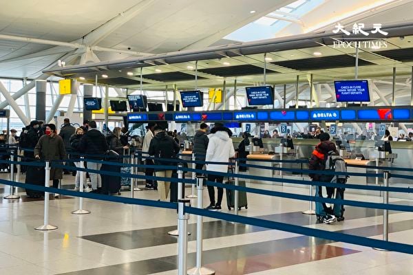 2021年12月27日，在甘迺迪國際機場（JFK）檢票處排隊的乘客。當天從JFK飛往上海的航班被取消了。（周翰音／大紀元）
