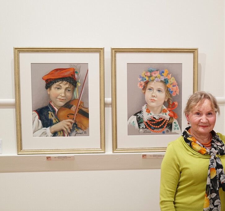 2018年，在澳洲墨爾本舉辦的名為「根」（Roots）的波蘭藝術展上，芭芭拉‧謝弗和她的兩幅身著傳統服裝的波蘭兒童粉彩畫。（由芭芭拉‧謝弗提供）