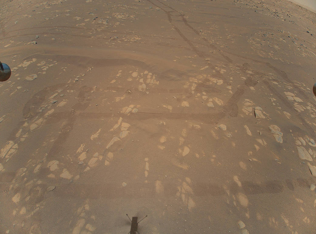 2021年4月23日，NASA發佈首張火星空拍彩照，照片顯示火星地表一片黃沙，還可看到遠方的地平線。（credit: NASA/JPL-Caltech）