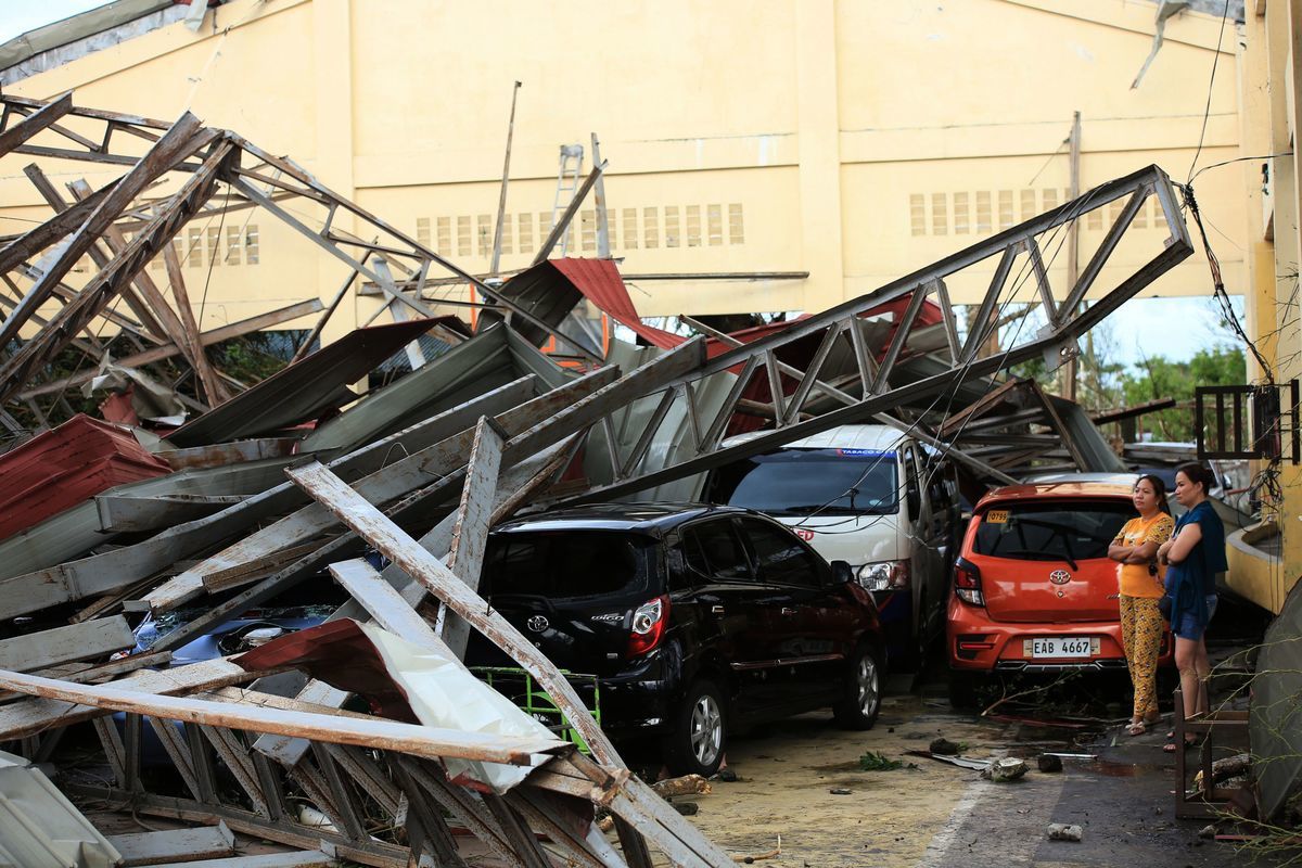 2020年11月1日天鵝颶風襲擊阿爾拜省後的情境。（Charism SAYAT/AFP）