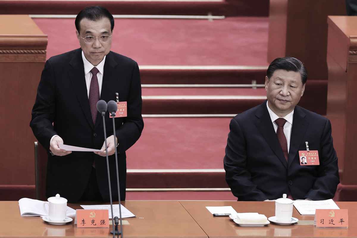 2022年10月16日，李克強（左）和習近平在中共二十大開幕式上。（Lintao Zhang/Getty Images）