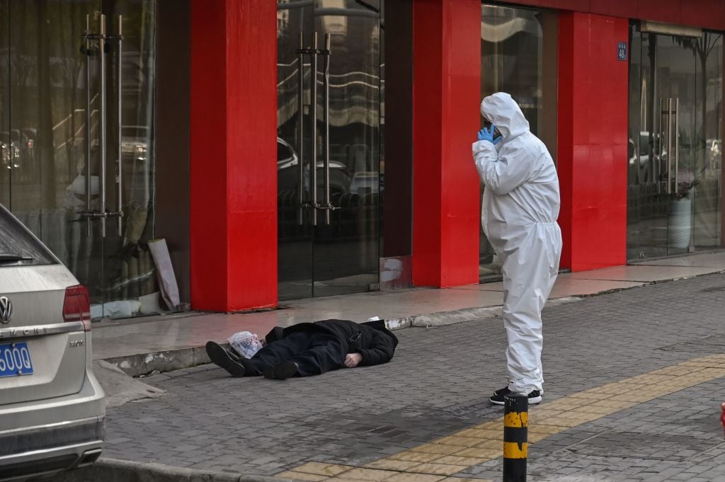 2020年1月30日，一名戴口罩的老年男子在武漢一家醫院附近的街道上突然倒地身亡。圖片與本文無關。（HECTOR RETAMAL/AFP via Getty Images）