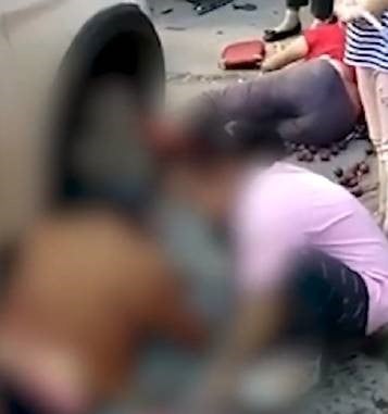 9月21日上午，四川廣安岳池縣苟角鎮場鎮上發生一宗交通事故，一輛小車撞向趕集的人群，導致1死6傷。（影片截圖）