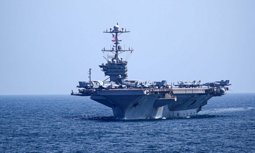 2020年3月18日,美國哈利‧杜魯門號航空母艦(USS Harry S. Truman, CVN 75)跟隨艾森豪威爾號航空母艦(USS Dwight D. Eisenhower, CVN 69)在阿拉伯海中轉。艾森豪威爾號被部署到美國第五艦隊的行動區,以支持海軍的行動,確保中部地區的海上穩定和安全。這個地區通過西印度洋和三個戰略瓶頸連接地中海和太平洋。(U.S. Navy photo by Aircrew Survival Equipmentman 1st Class Brandon C. Cole/Released)