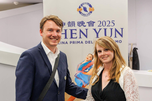 2025年5月3日下午,Železná Ruda鎮長Filip Smola和夫人Ivana Smolová一起觀看了神韻巡迴藝術團在布拉格會議中心(Prague Congress Center)的第四場演出。(Katarína Tomanová/大紀元)