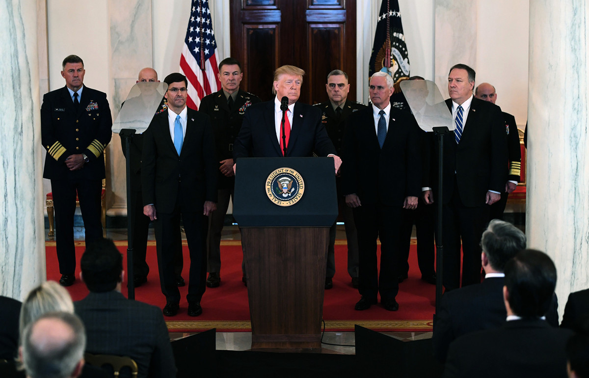  圖為美國總統特朗普在美東時間1月8日上午11點30分，在白宮大廳發表針對伊朗襲擊伊拉克美軍基地的講話。（SAUL LOEB / AFP）