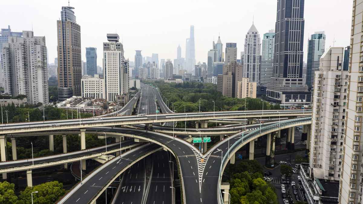 2022年4月19日，中國上海市，COVID-19（中共病毒、新冠病毒）疫情延燒，封城期間道路上車輛很少。（Qilai Shen/Bloomberg via Getty Images）
