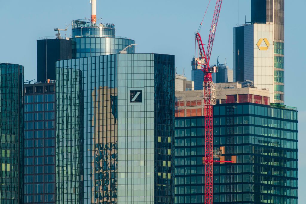 全球最大的投資銀行德意志銀行7月7日宣佈重組業務計劃，其中包括在全球裁員1.8萬人。圖為德意志銀行與德國商業銀行兩大銀行在法蘭克福的總部大樓。（Thomas Lohnes/Getty Images）