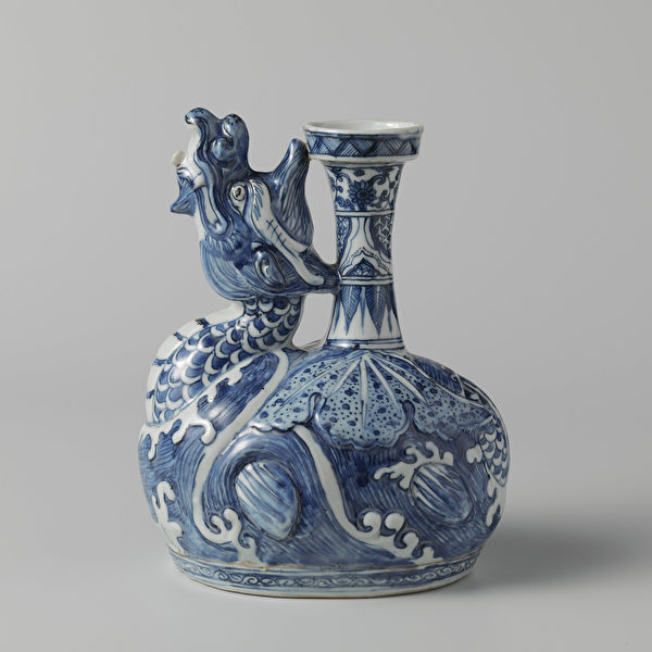 中国 大明成化年製 故宮博物院模造 青花 唐草文 龍持ち手 水注 VR7102B