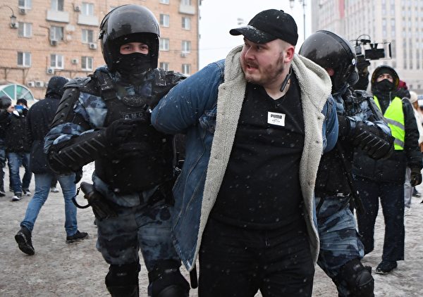 2021年1月31日，俄羅斯莫斯科，反對派領袖阿列克謝‧納瓦爾尼（Alexei Navalny）先前遭到政府拘捕，引發民眾上街示威，防暴警察逮捕一名抗議者。（NATALIA KOLESNIKOVA/AFP via Getty Images）