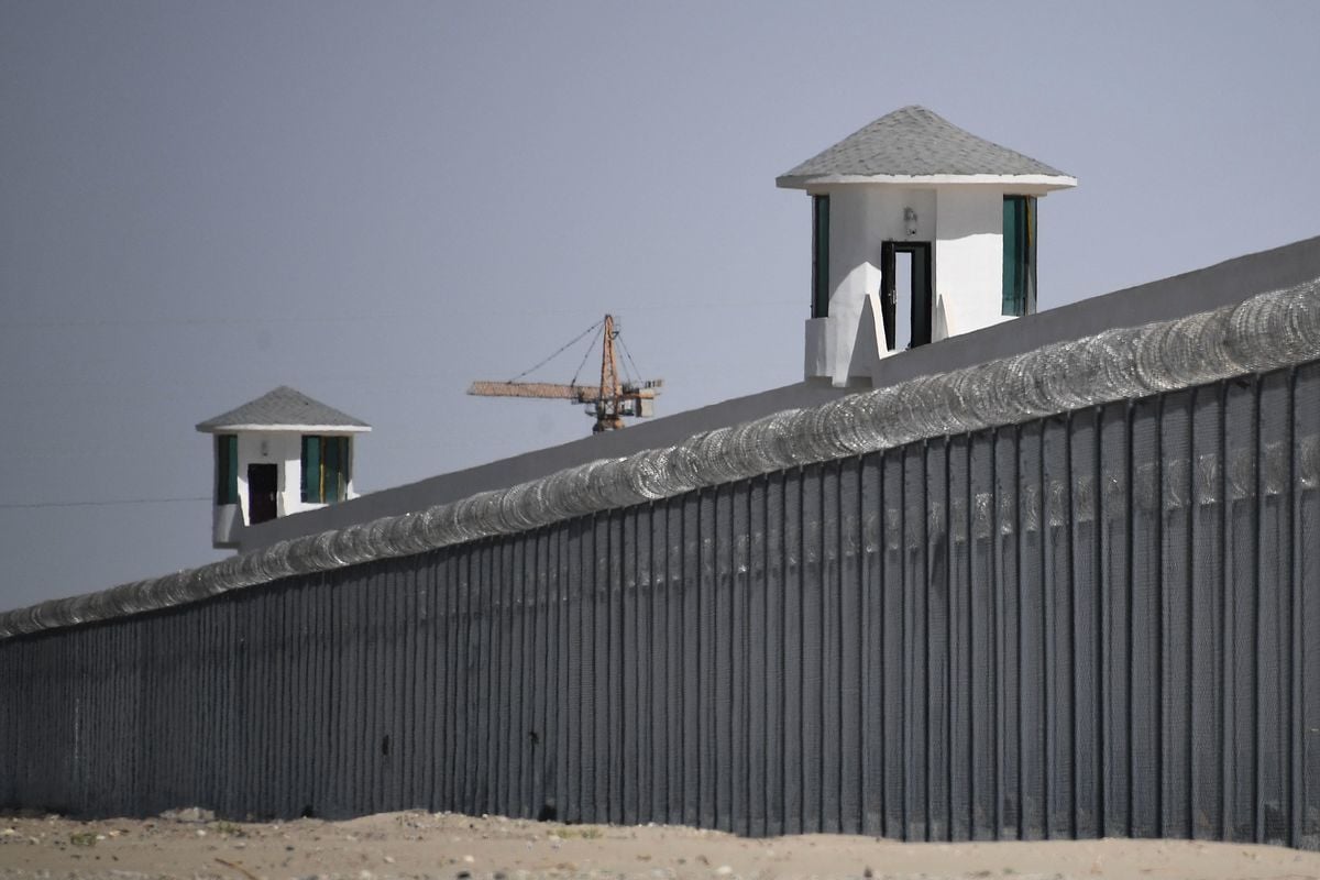 圖中設施被認為是新疆和田市郊一處主要關押穆斯林的「再教育營」，攝於2019年5月31日。（Greg Baker/AFP via Getty Images）
