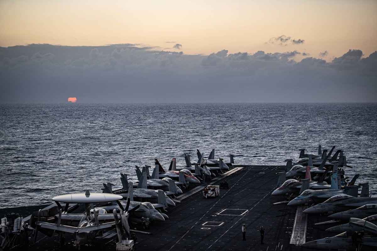 2023年1月12日，美國海軍尼米茲號航母（CVN 68）航行在南海。美軍表示，尼米茲號航母戰鬥群，正在南海進行常規行動。（美國海軍提供）