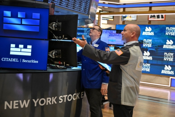 2025年5月12日,交易員們在紐約證券交易所(NYSE)大廳工作。(ANGELA WEISS/AFP)
