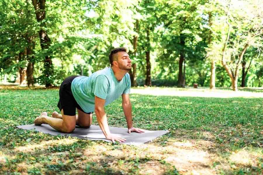 夜間疼痛難入睡？瑜伽治療師教你6招睡前伸展