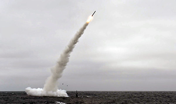 2018年6月27日，洛杉磯級攻擊潛艇安納波利斯號（SSN 760）在南加州沿海試射了一枚戰斧對地攻擊導彈。（美國海軍）