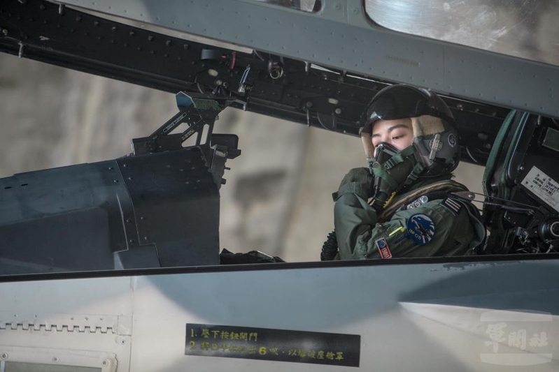 台灣女飛行軍官捍衛領空 領隊攔截中共擾台軍機