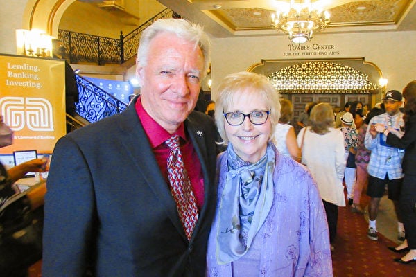 2022年5月29日下午，非牟利機構執行總監Simon Fox和太太Karen Fox觀看了神韻在美國加州聖巴巴拉格拉納達劇院的演出。（任一鳴／大紀元）