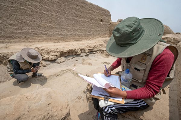 2021年11月30日,秘魯,考古學家正在「卡哈馬爾基利亞」(Cajamarquilla)考古遺蹟工作,先前此地發現了一具約800至1,200年歷史的木乃伊。(Cris Bouroncle/AFP via Getty Images)