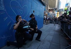 紐約警察單膝下跪 感化抗議者 化解暴力