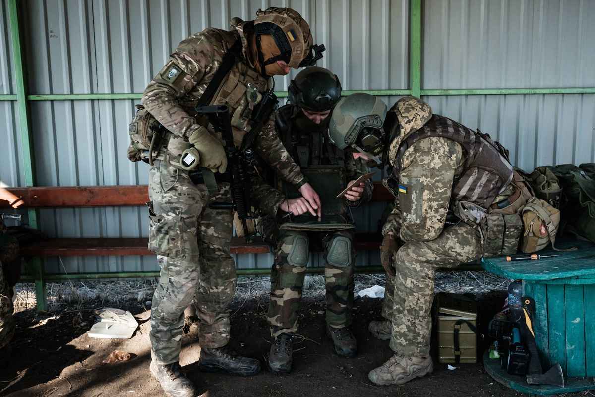 2023年2月23日，在俄羅斯持續入侵烏克蘭之際，烏克蘭陸軍軍人在向巴赫穆特（Bakhmut）附近的俄羅斯陣地發射反坦克榴彈之前調整目標位置。（YASUYOSHI CHIBA/AFP via Getty Images）