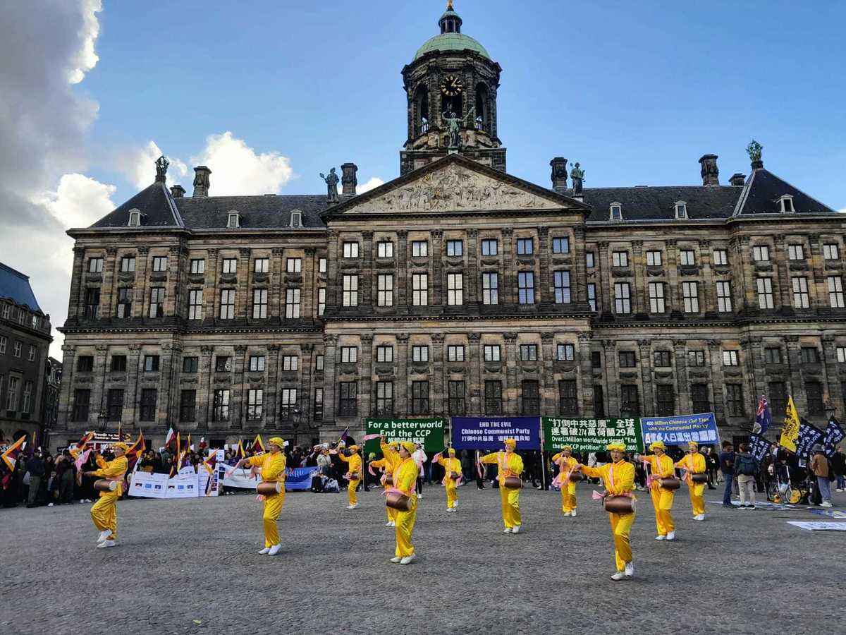 荷蘭首都舉行大型活動 慶祝全球三退人數破四億。（大紀元）