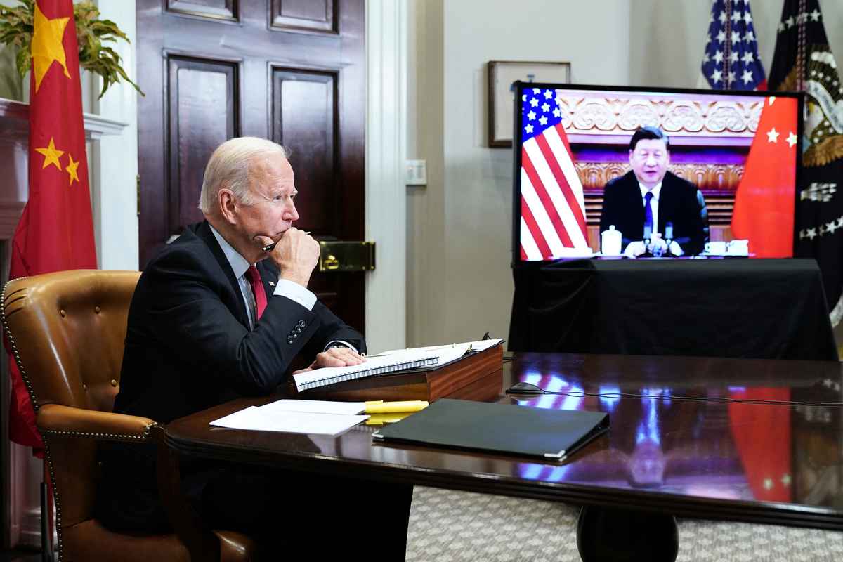 圖為2021年11月15日，美國總統拜登和中國國家主席習近平舉行視訊會談。（Mandel Ngan/AFP）