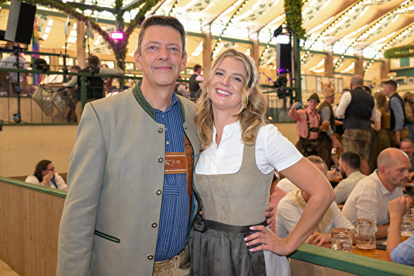 2023年9月17日，德國慕尼黑，在德國慕尼黑啤酒節（Oktoberfest）期間，德國前職業足球員Peter Reichert（左）及Franziska Kohlpaintner（右）出席現場活動。（Hannes Magerstaedt/Getty Images）