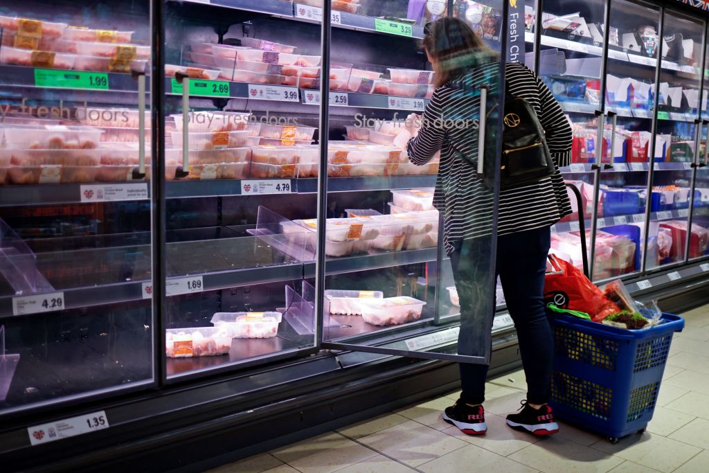 食品價格可能在未來四個月裏漲價兩次。（ TOLGA AKMEN/AFP via Getty Images）