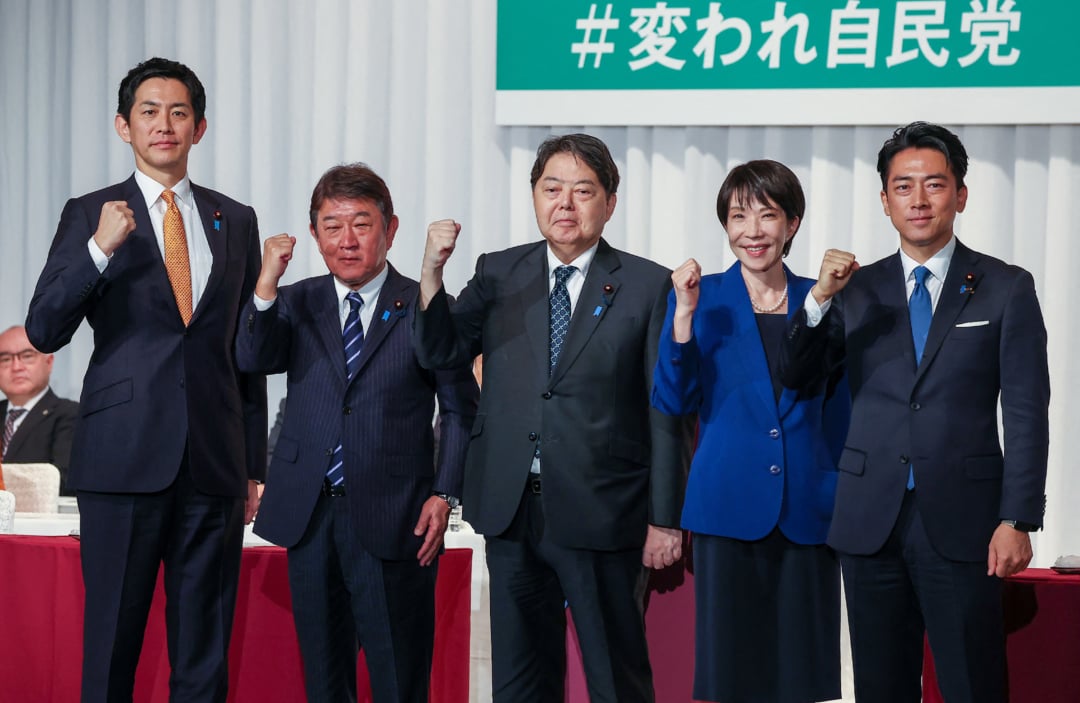 2025年9月22日,日本自民黨總裁選舉的五位候選人。由左至右分別為前經濟安保相小林鷹之、前自民黨幹事長茂木敏充、官房長官林芳正、前經濟安保相高市早苗,以及農林水產相小泉進次郎。五人在東京自民黨總部發表政見後合照。 (STR/JIJI Press/AFP via Getty Images)