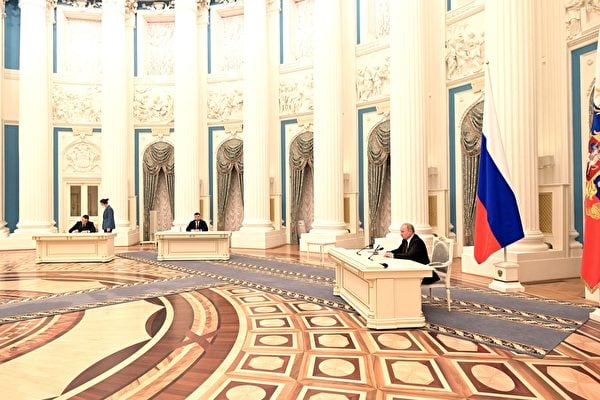 2022年2月21日，俄羅斯總統普京（右）簽署承認烏克蘭東部兩個共和國獨立的文件，並與兩個共和國的代表簽署互助條約。（影片截圖）