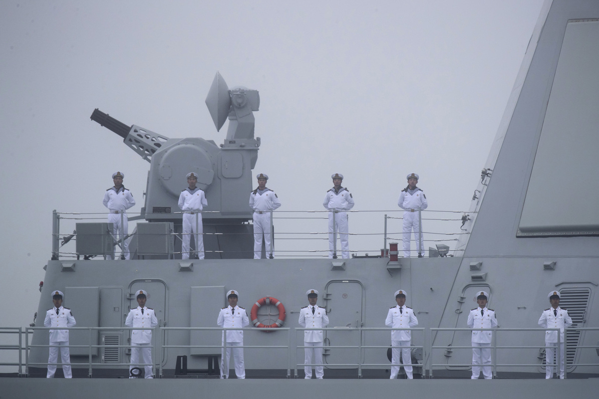 外媒指出，中共海軍在琉球群島東南方持續部署軍艦。分析人士稱，這可能意味著中共侵台時，台灣必須應對來自東方海域的襲擊。圖為中共解放軍055型導彈驅逐艦「南昌」艦。（MARK SCHIEFELBEIN/AFP via Getty Images）