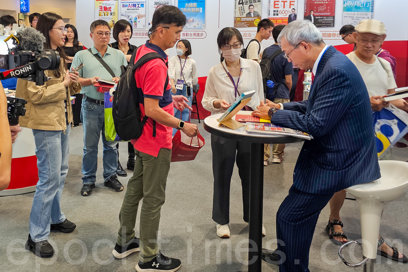 謝金河簽書會 分享「全球版圖三部曲」著作