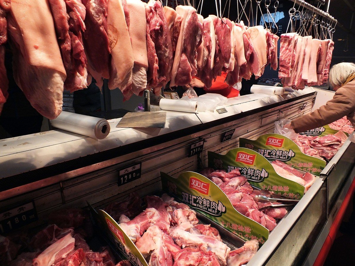 中國8月份消費物價指數CPI較去年同月上升2.8%，其中食品類較上年同月漲10%，鮮果大漲24%，畜肉類瘋漲31%，其中豬肉漲幅達46.7%，引發了通貨膨脹的憂慮。（STR/AFP/Getty Images）