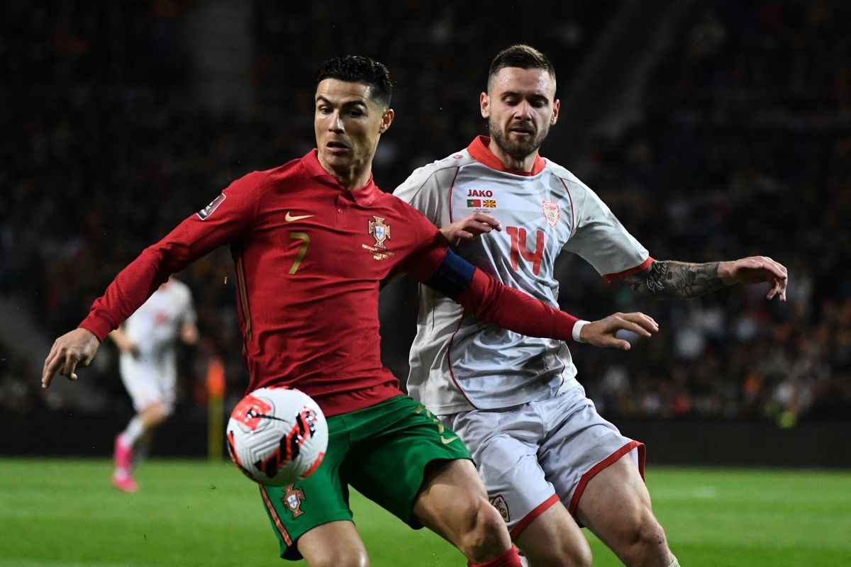 2022年3月29日，世界盃附加賽中，葡萄牙隊主場2:0戰勝北馬其頓隊。C朗（左）將第5次出現在世界盃賽場。（Miguel Riopa/AFP via Getty Images）