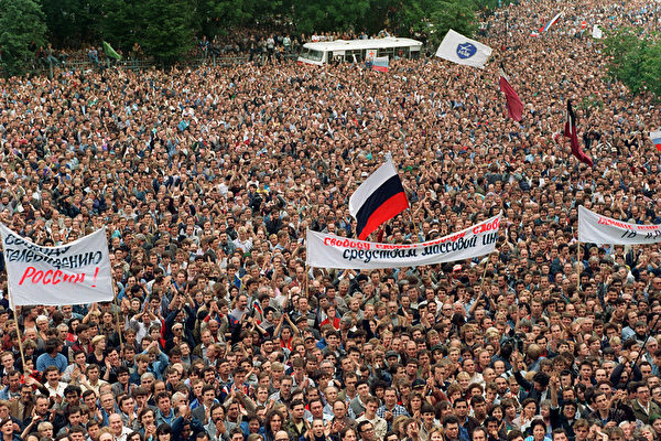 1991年8月20日，俄羅斯議會大樓前，50萬人聚集支持葉利欽。（VITALY ARMAND/AFP）